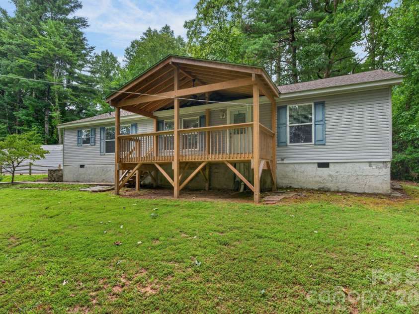 146 Banks View Lane, Hendersonville, NC 28792.  MLS# CAR4401273, YatesRealty ID 40606. 
