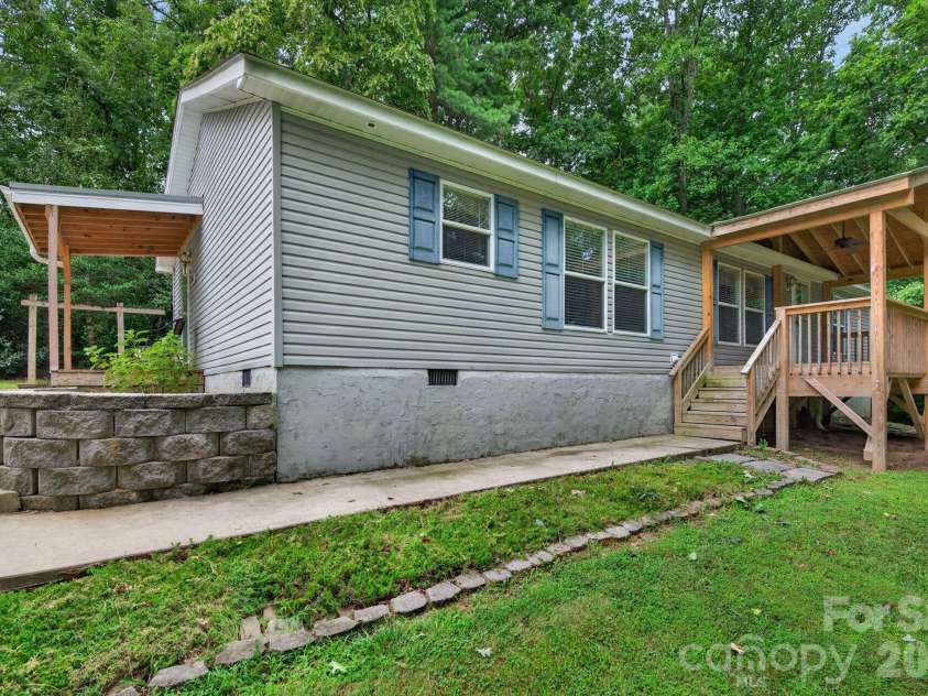 146 Banks View Lane, Hendersonville, NC 28792.  MLS# CAR4401273, YatesRealty ID 40606. 
