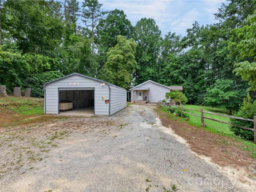 146 Banks View Lane, Hendersonville, NC 28792.  MLS# CAR4401273, YatesRealty ID 40606. 