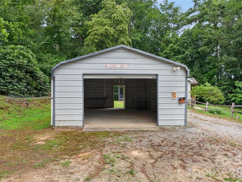146 Banks View Lane, Hendersonville, NC 28792.  MLS# CAR4401273, YatesRealty ID 40606. 