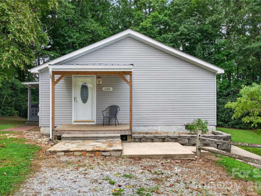 146 Banks View Lane, Hendersonville, NC 28792.  MLS# CAR4401273, YatesRealty ID 40606. 