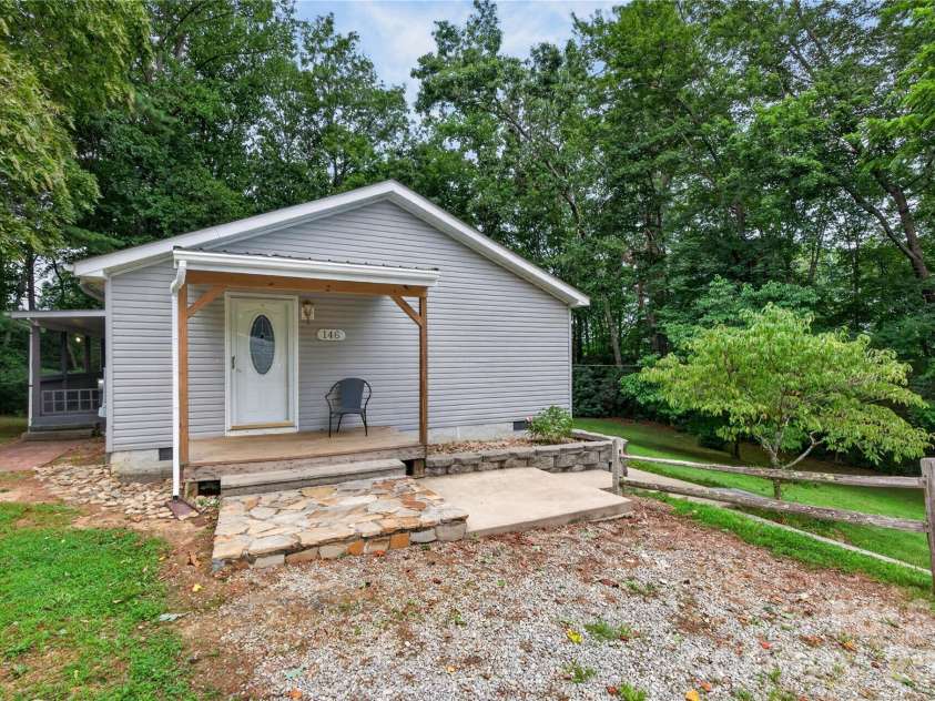 146 Banks View Lane, Hendersonville, NC 28792.  MLS# CAR4401273, YatesRealty ID 40606. 