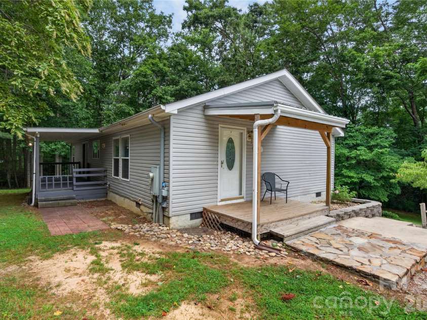146 Banks View Lane, Hendersonville, NC 28792.  MLS# CAR4401273, YatesRealty ID 40606. 
