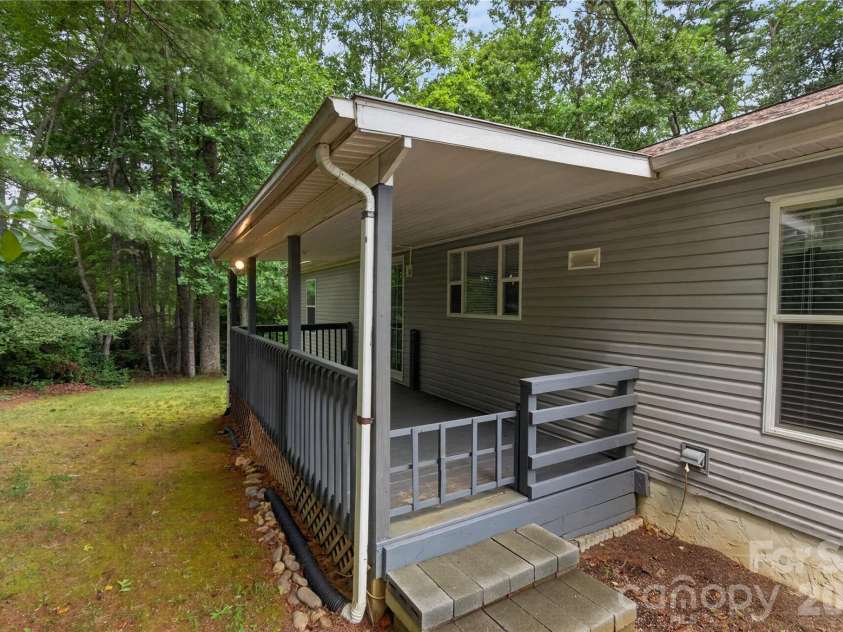 146 Banks View Lane, Hendersonville, NC 28792.  MLS# CAR4401273, YatesRealty ID 40606. 
