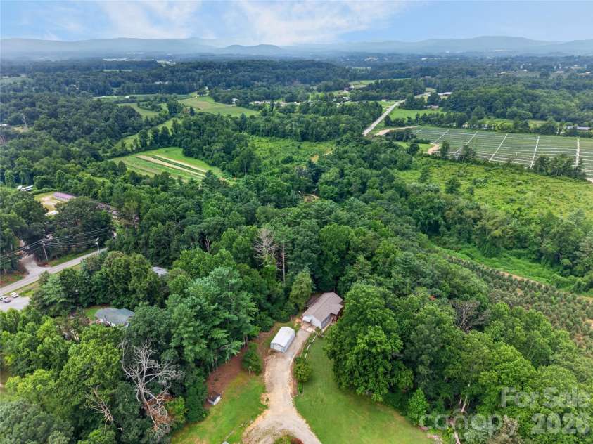 146 Banks View Lane, Hendersonville, NC 28792.  MLS# CAR4401273, YatesRealty ID 40606. 