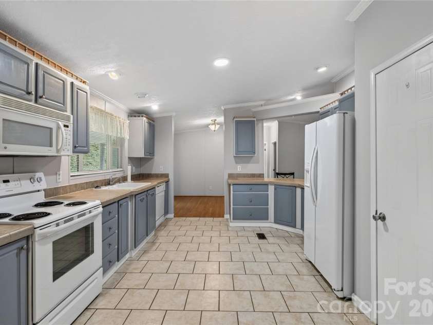 146 Banks View Lane, Hendersonville, NC 28792.  MLS# CAR4401273, YatesRealty ID 40606. Kitchen