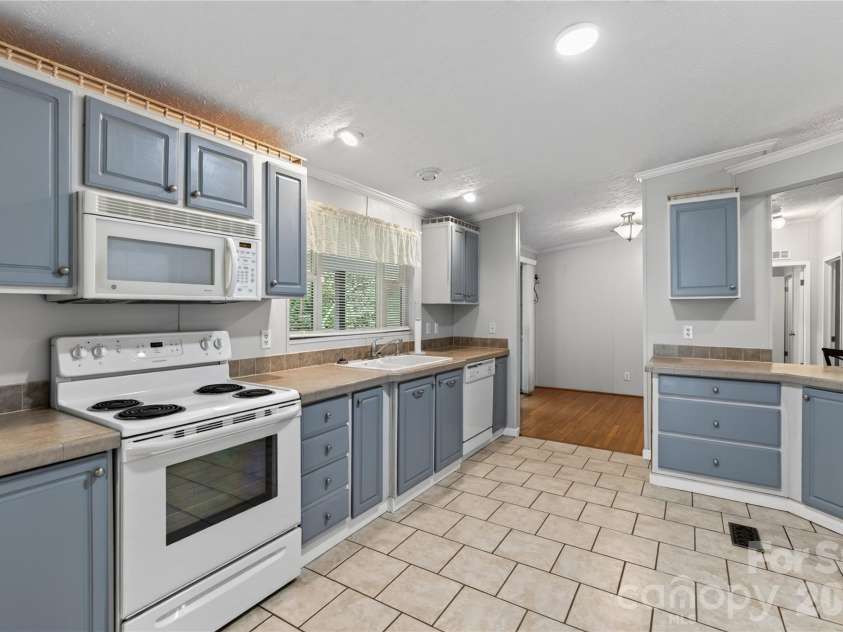 146 Banks View Lane, Hendersonville, NC 28792.  MLS# CAR4401273, YatesRealty ID 40606. Kitchen