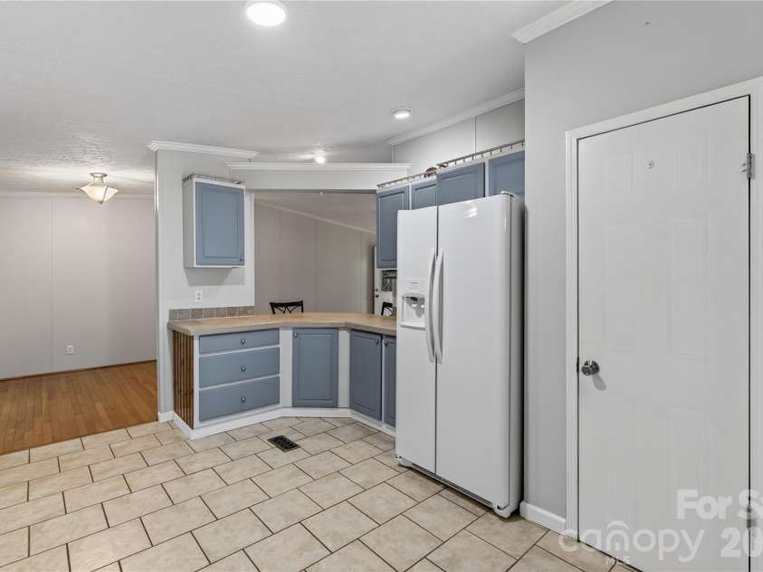 146 Banks View Lane, Hendersonville, NC 28792.  MLS# CAR4401273, YatesRealty ID 40606. Kitchen