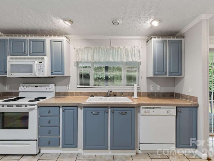 146 Banks View Lane, Hendersonville, NC 28792.  MLS# CAR4401273, YatesRealty ID 40606. Kitchen