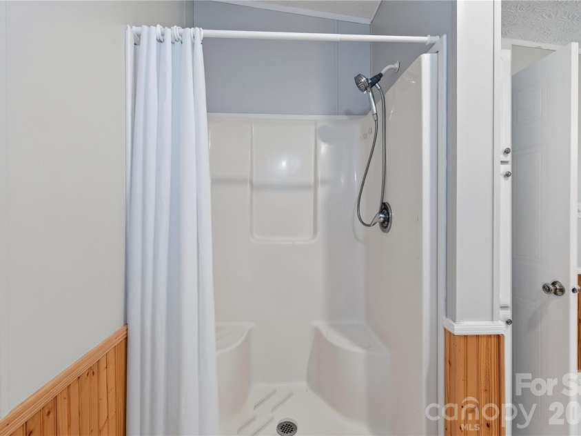 146 Banks View Lane, Hendersonville, NC 28792.  MLS# CAR4401273, YatesRealty ID 40606. Master bathroom