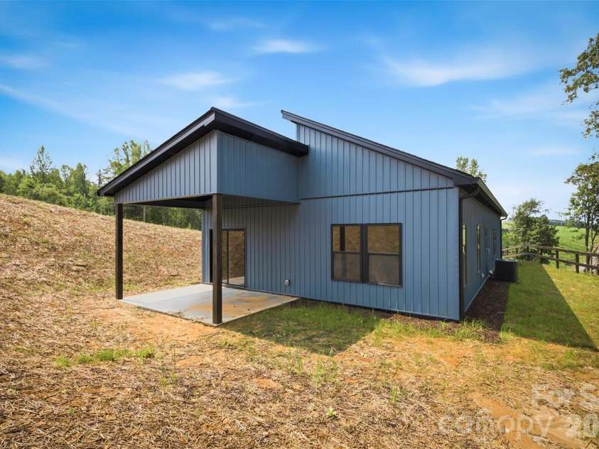 909 Overlook Drive, Lenoir, NC 28645.  MLS# CAR4404771, YatesRealty ID 40611. 