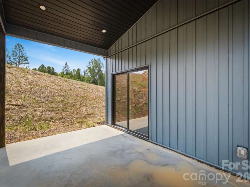 909 Overlook Drive, Lenoir, NC 28645.  MLS# CAR4404771, YatesRealty ID 40611. 