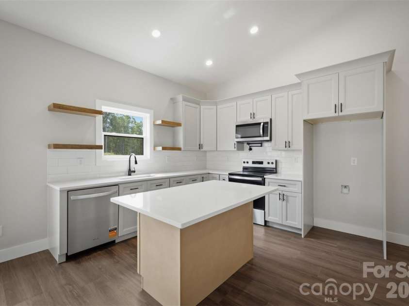 909 Overlook Drive, Lenoir, NC 28645.  MLS# CAR4404771, YatesRealty ID 40611. 
