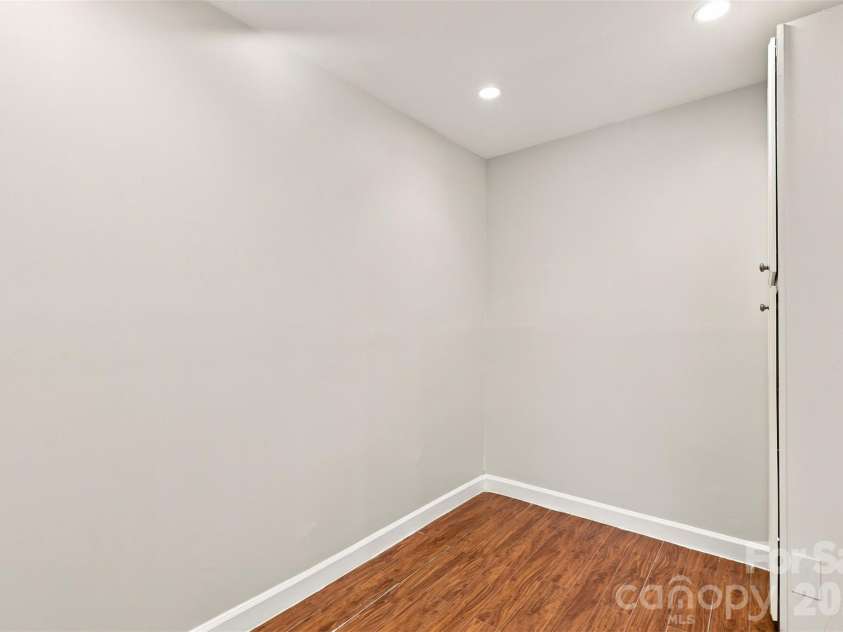 922 Ambassador Street, Charlotte, NC 28208.  MLS# CAR4409500, YatesRealty ID 40613. 