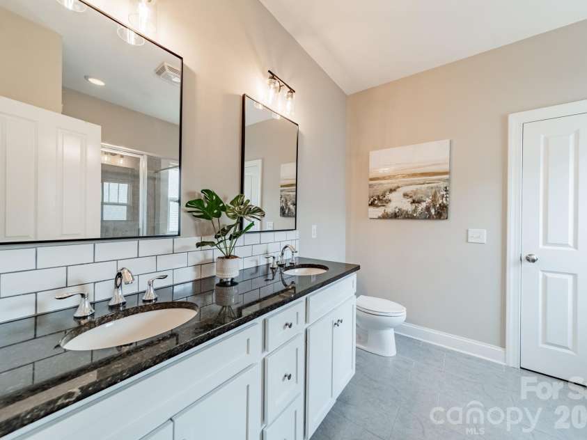 10236 Vanguard Parkway, Huntersville, NC 28078.  MLS# CAR4409984, YatesRealty ID 40616. Primary bath