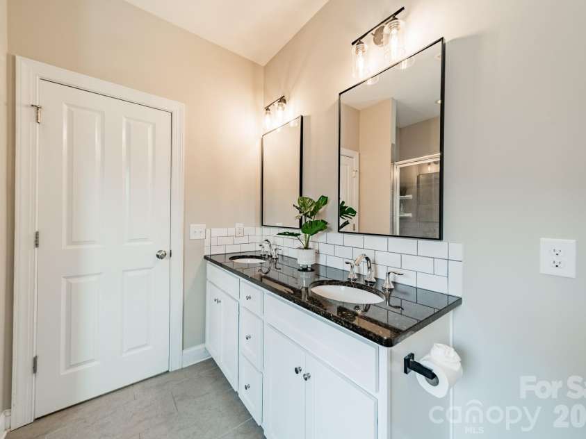 10236 Vanguard Parkway, Huntersville, NC 28078.  MLS# CAR4409984, YatesRealty ID 40616. Primary bath