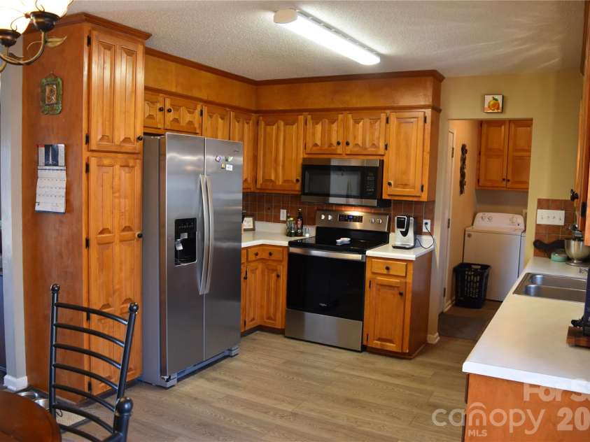 227 River Hill Road, Statesville, NC 28625.  MLS# CAR4344464, YatesRealty ID 4062. LARGE KITCHEN