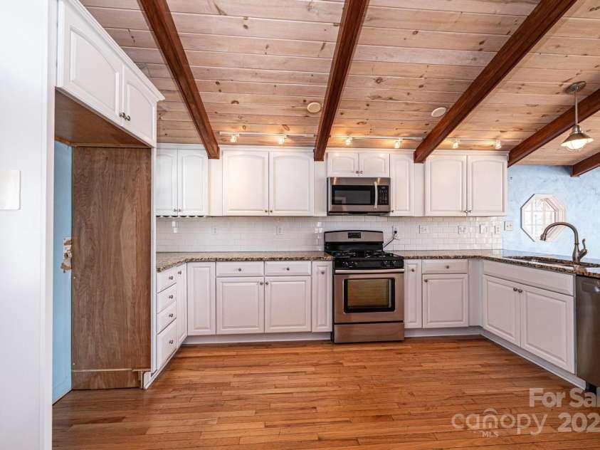 4846 Midway Sand Road, Hickory, NC 28601.  MLS# CAR4235091, YatesRealty ID 4062. 