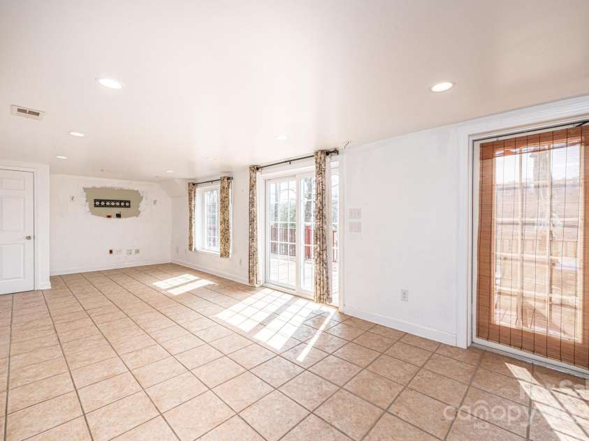 4846 Midway Sand Road, Hickory, NC 28601.  MLS# CAR4235091, YatesRealty ID 4062. 