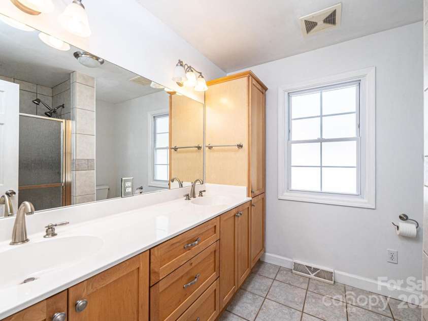 4846 Midway Sand Road, Hickory, NC 28601.  MLS# CAR4235091, YatesRealty ID 4062. 