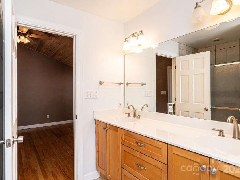 4846 Midway Sand Road, Hickory, NC 28601.  MLS# CAR4235091, YatesRealty ID 4062. 