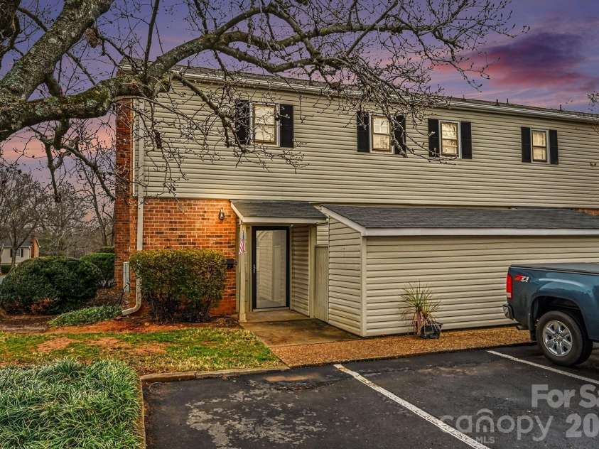5947 Quail Hollow Road, Charlotte, NC 28210.  MLS# CAR4340931, YatesRealty ID 4062. 