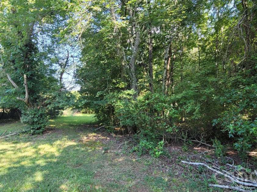 435 Airport Road, Gastonia, NC 28056.  MLS# CAR4409973, YatesRealty ID 40623. Private Back Yard