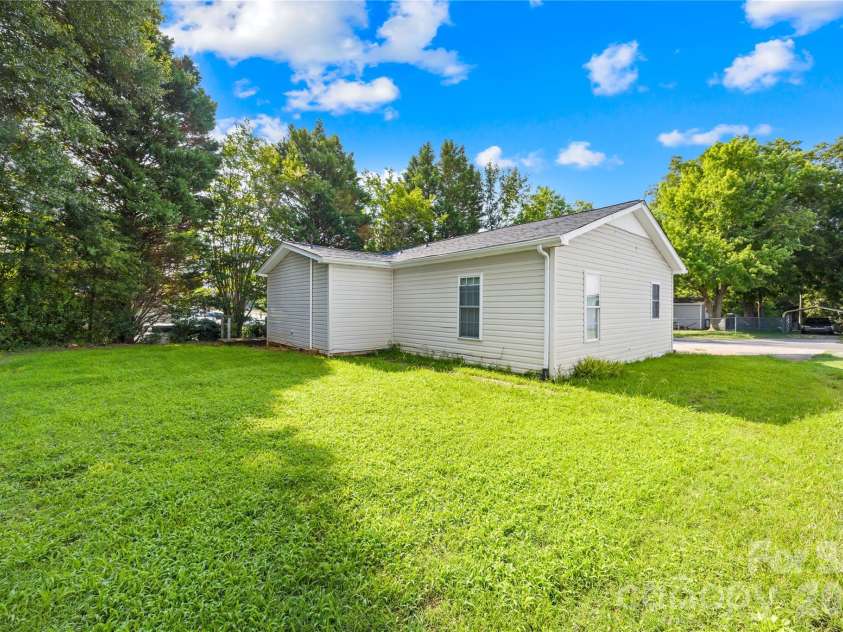 2104 Court Drive, Gastonia, NC 28054.  MLS# CAR4410155, YatesRealty ID 40626. 