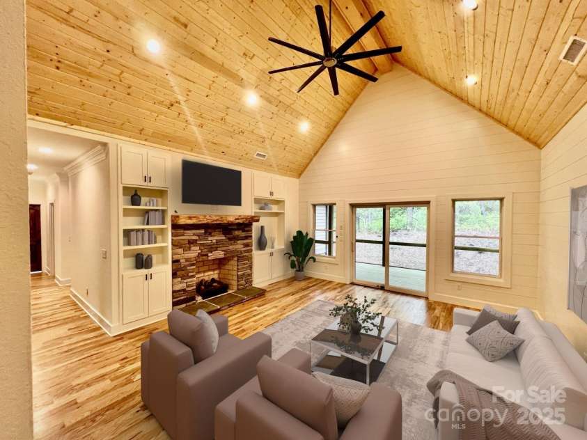 435 Soquili Drive, Brevard, NC 28712.  MLS# CAR4255595, YatesRealty ID 4064. Grand Entrance