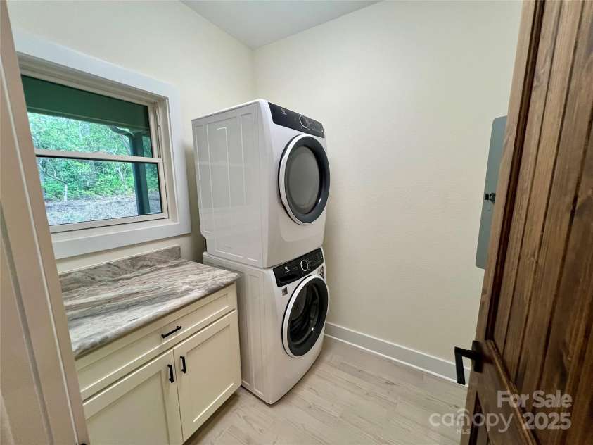 435 Soquili Drive, Brevard, NC 28712.  MLS# CAR4255595, YatesRealty ID 4064. Laundry Room