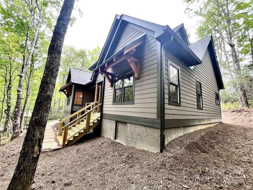 435 Soquili Drive, Brevard, NC 28712.  MLS# CAR4255595, YatesRealty ID 4064. Low Maintenance 1 Level Home