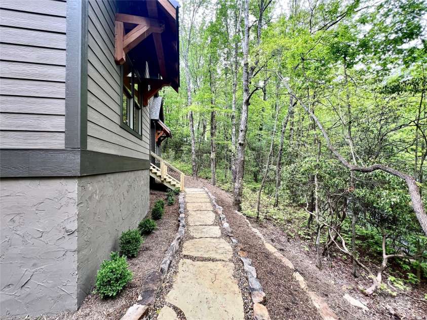 435 Soquili Drive, Brevard, NC 28712.  MLS# CAR4255595, YatesRealty ID 4064. Nice Landscaping