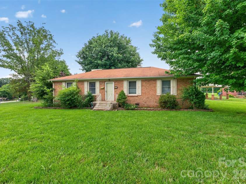 165 34th Street, Hickory, NC 28601.  MLS# CAR4409328, YatesRealty ID 40642. 