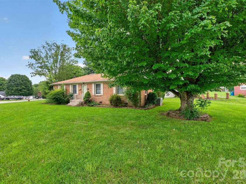 165 34th Street, Hickory, NC 28601.  MLS# CAR4409328, YatesRealty ID 40642. 