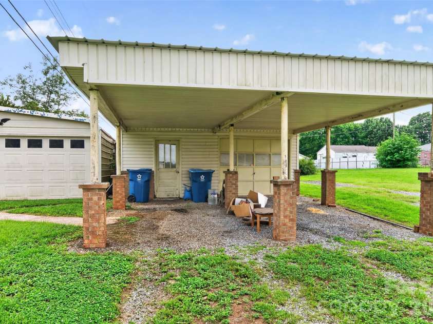165 34th Street, Hickory, NC 28601.  MLS# CAR4409328, YatesRealty ID 40642. 