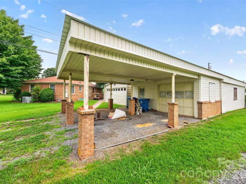 165 34th Street, Hickory, NC 28601.  MLS# CAR4409328, YatesRealty ID 40642. 