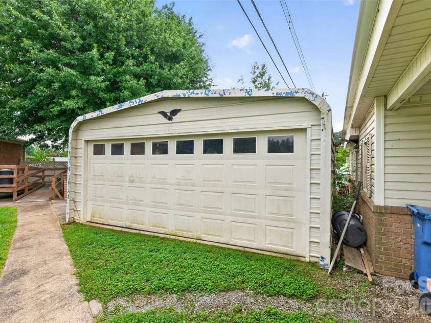 165 34th Street, Hickory, NC 28601.  MLS# CAR4409328, YatesRealty ID 40642. 