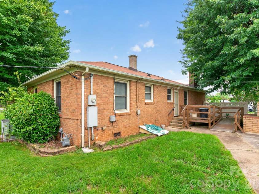 165 34th Street, Hickory, NC 28601.  MLS# CAR4409328, YatesRealty ID 40642. 