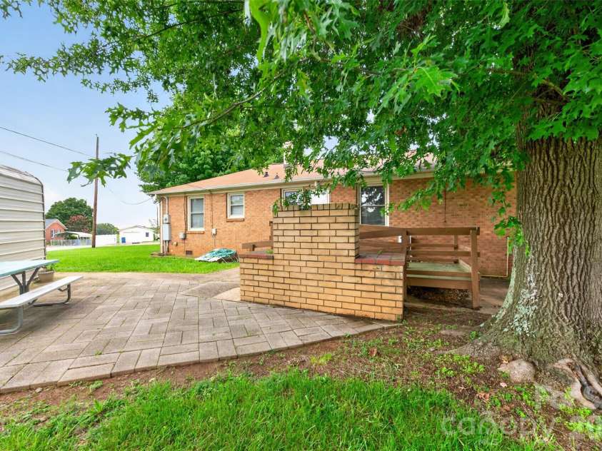 165 34th Street, Hickory, NC 28601.  MLS# CAR4409328, YatesRealty ID 40642. 