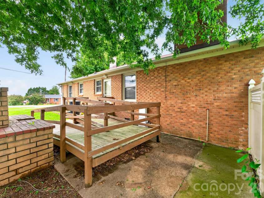 165 34th Street, Hickory, NC 28601.  MLS# CAR4409328, YatesRealty ID 40642. 