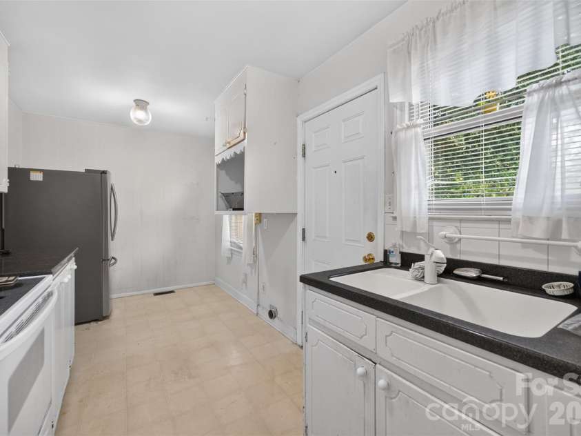 165 34th Street, Hickory, NC 28601.  MLS# CAR4409328, YatesRealty ID 40642. 