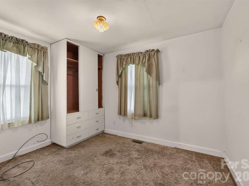 165 34th Street, Hickory, NC 28601.  MLS# CAR4409328, YatesRealty ID 40642. 