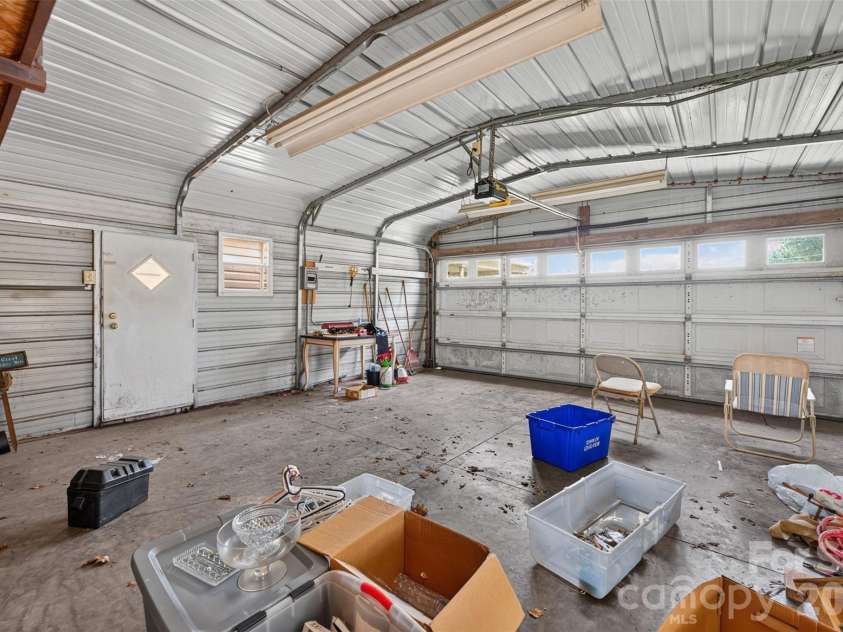 165 34th Street, Hickory, NC 28601.  MLS# CAR4409328, YatesRealty ID 40642. 