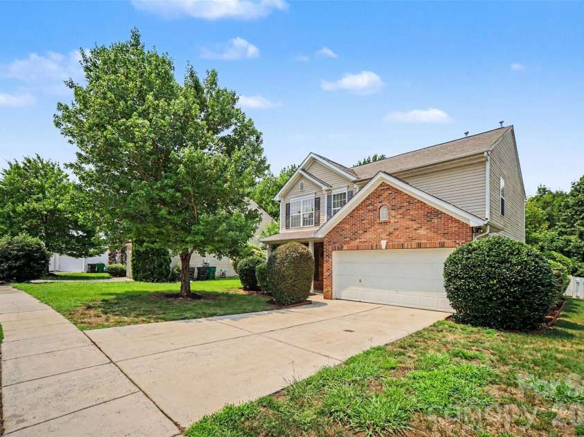 717 Pawley Drive, Charlotte, NC 28214.  MLS# CAR4408556, YatesRealty ID 40654. 