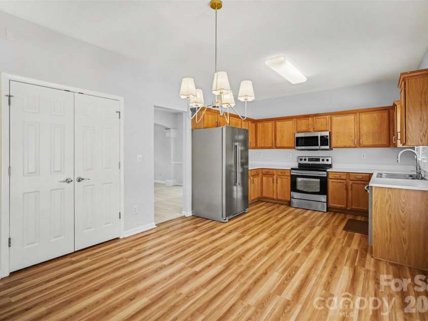 717 Pawley Drive, Charlotte, NC 28214.  MLS# CAR4408556, YatesRealty ID 40654. 