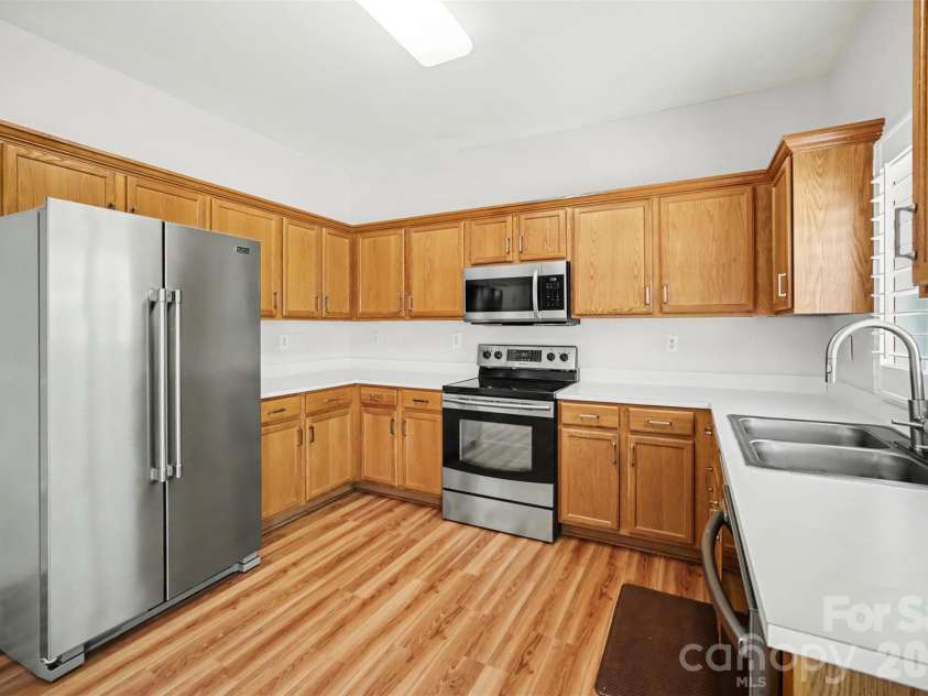 717 Pawley Drive, Charlotte, NC 28214.  MLS# CAR4408556, YatesRealty ID 40654. 