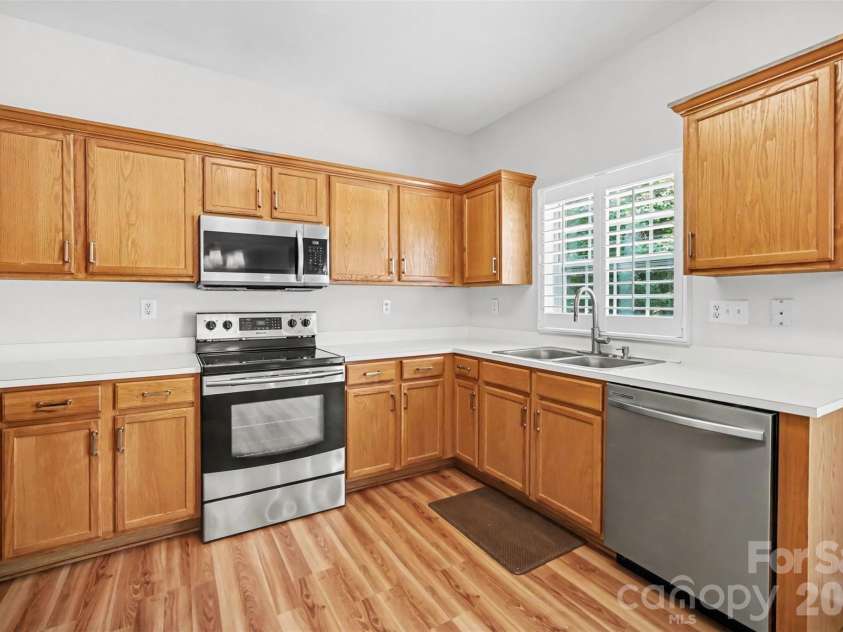 717 Pawley Drive, Charlotte, NC 28214.  MLS# CAR4408556, YatesRealty ID 40654. 