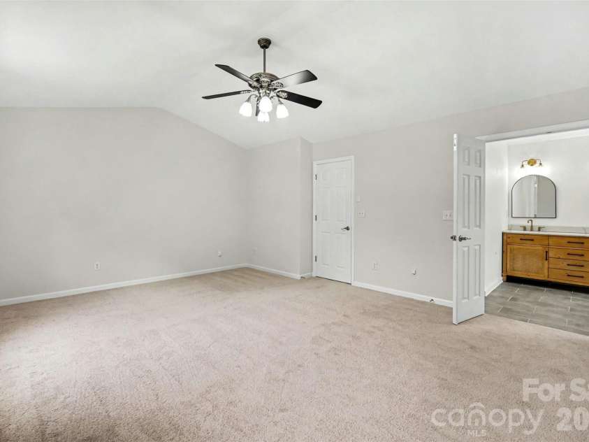 717 Pawley Drive, Charlotte, NC 28214.  MLS# CAR4408556, YatesRealty ID 40654. 