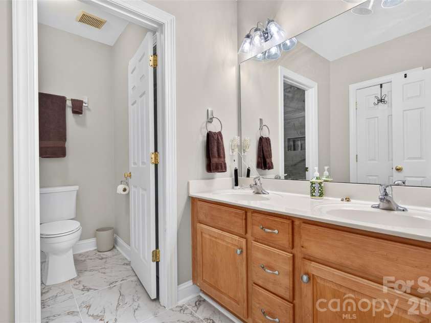 132 Parkside Lane, Mooresville, NC 28117.  MLS# CAR4407811, YatesRealty ID 40655. Full Bathroom #5