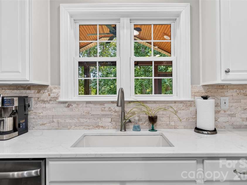 132 Parkside Lane, Mooresville, NC 28117.  MLS# CAR4407811, YatesRealty ID 40655. Natural Stone Backsplash